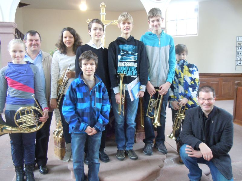 Die Jungbläser des Posaunenchores mit Günter Wäldin (li.)und Markus Reith (re)