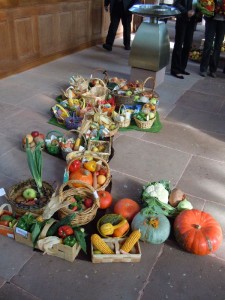 Baum aus Früchten von den Kindern des Kindergartens