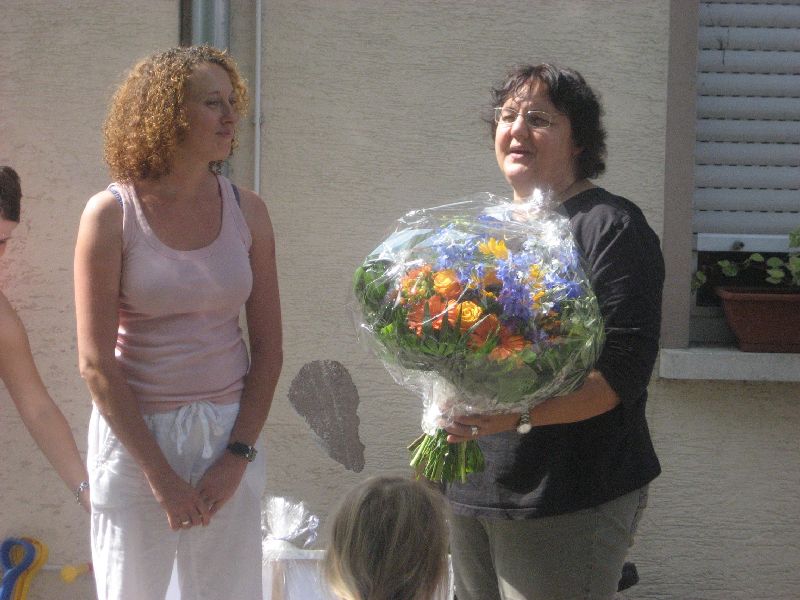 Frau Marx, Frau Yacout klein Frau Yacout überreicht vom Träger und der Fachberatung einen Strauß an Frau Marx