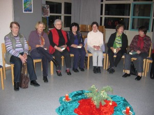 Frauenkreis1 Adventsfeier Anfangsrunde bei der Adventsfeier