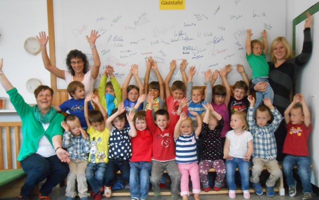 Gruppenfoto der Kinder vor der Gästewand