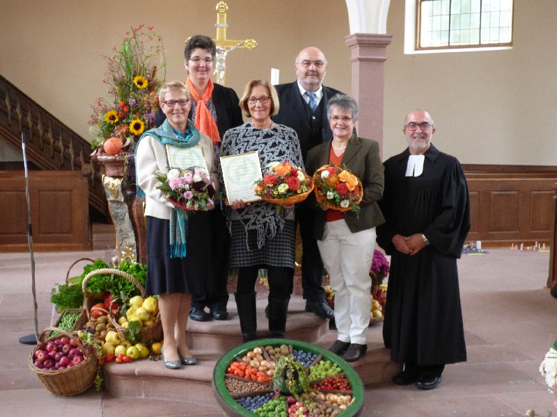 von links: Herta Hannemann, Susanne Moßmann (Dirigentin), Ria Kaderlin; Friedhelm Huser (Obmann des Kirchenchores), Ada Huser, Pfr. Heinz Adler