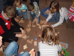 Die Kinder bauen die Stadt.