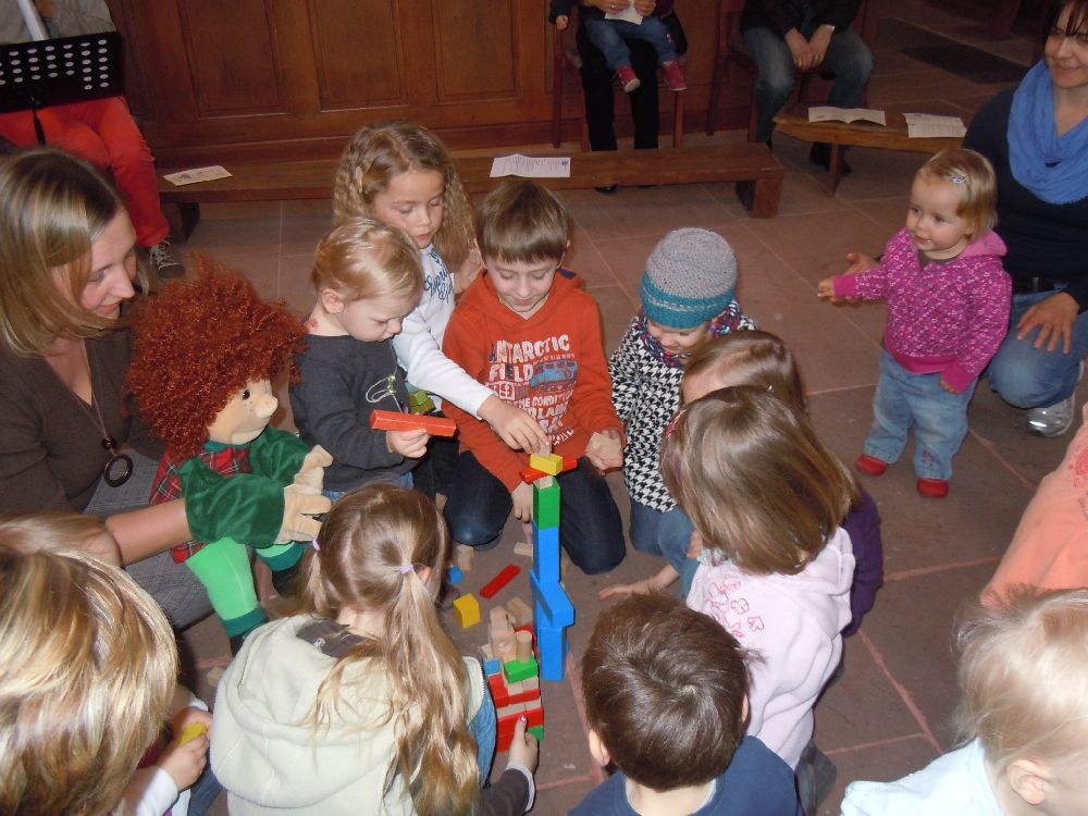 eifrig bauen die Kinder am Turm