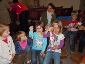 Krabbelgottesdienst April 2012-2 Kinder zeigen ihre Schafe