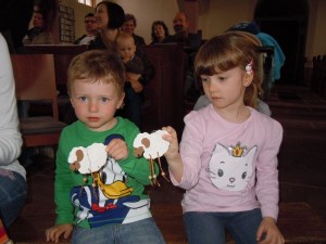 Krabbelgottesdienst April 2012-3 Kinder zeigen stolz ihre Schafe