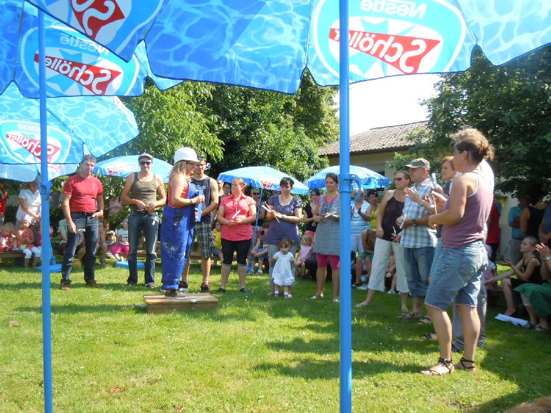 Martina Goldammer als Kindergartenleiterin überreicht den Eltern als Dank einen "goldenen Pinsel".