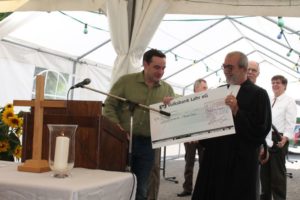 Rainer Meidinger überreicht Pfr. Adler die Spende