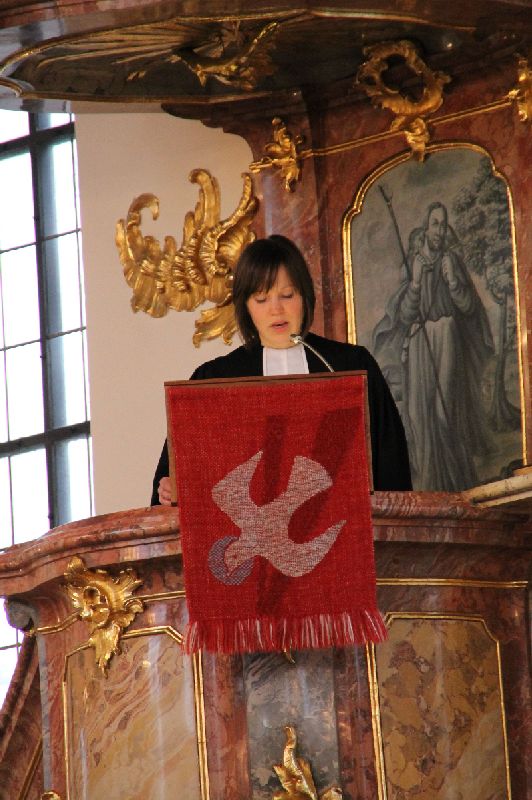 Ordination Vera Schleich auf der Kanzel Bild Jasmin Lehmann Vera Schleich als frisch ordinierte Pfarrerin bei der Predigt (Bild Jasmin Lehmann)