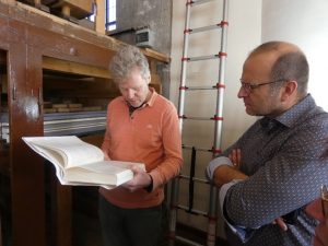Orgelbaumeister Schiegnitz liest im Silbermann-Archiv,  dass der damalige Schultes den Orgelbauern nach getaner Arbeit im Hechten etwas ausgegeben hat. Bürgermeister Schröder hörte es mit wohlwollendem Interesse….