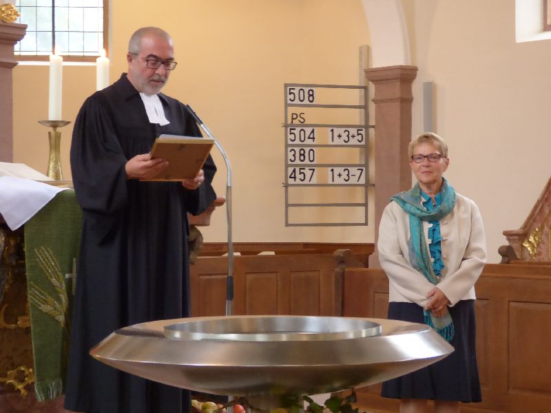 Pfr. Adler verliest die Urkunden