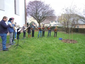 Posaunenchor, rechts die Kastanie