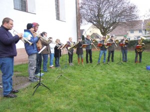 Posaunenchor spielt zur Baumpflanzaktion