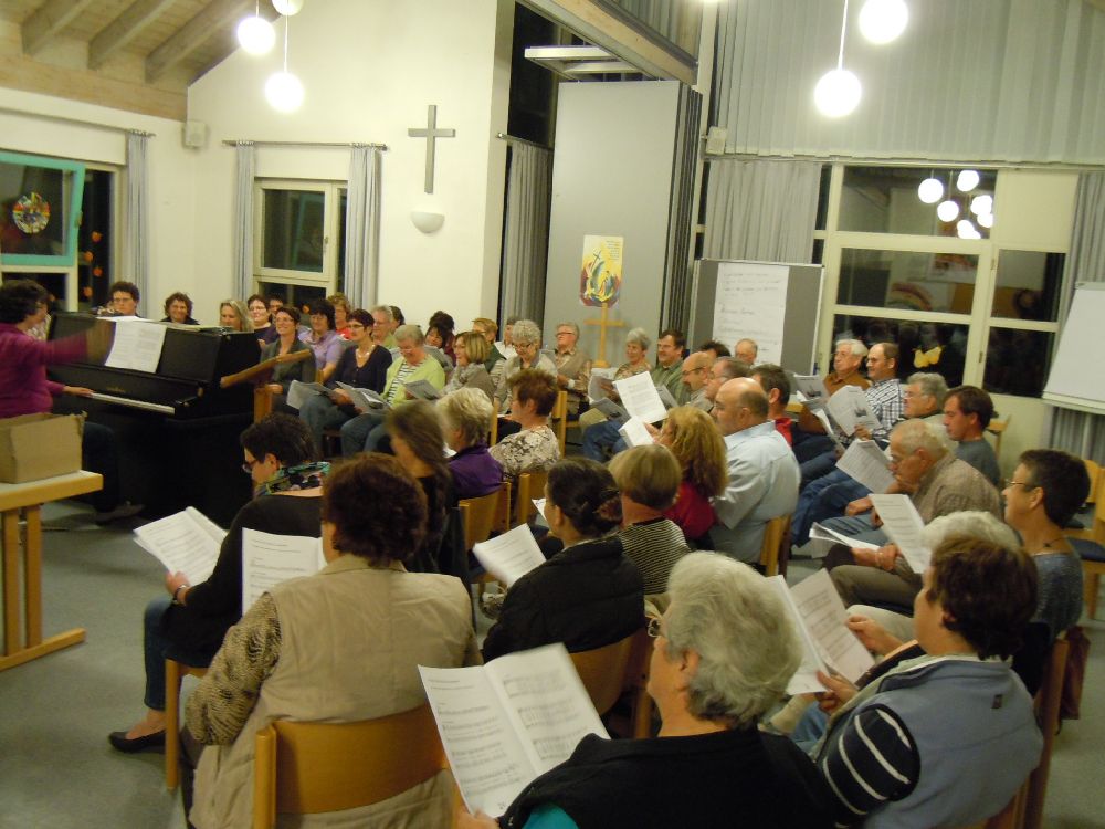 Projektchor 2011 der Kirchenchor mit weiteren am Projekt beteiligten Sängerinnen und Sängern