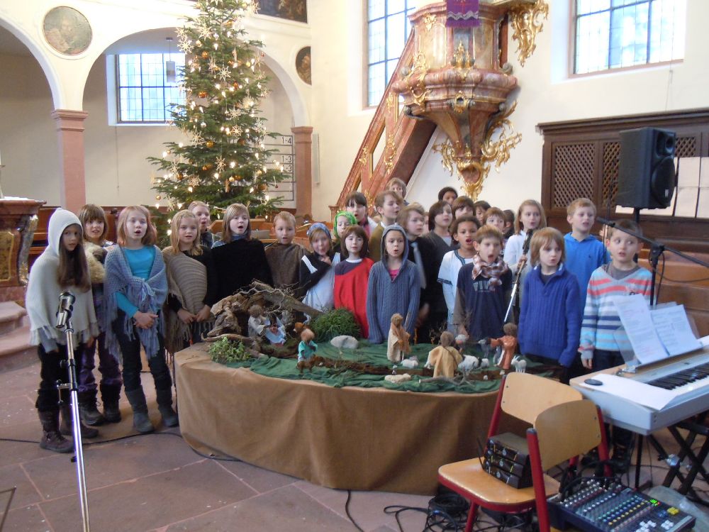 Weihnachtsfeier FBS 2011-1 Kinder des Musikprojektes singen