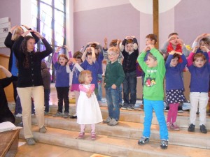 begeistert singen die Kinder