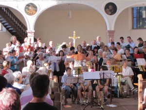 Kirchenchor, Posaunenchor und Gospelchor versammelt bei der Johannismusik Kirchenchor, Posaunenchor und Gospelchor versammelt bei der Johannismusik