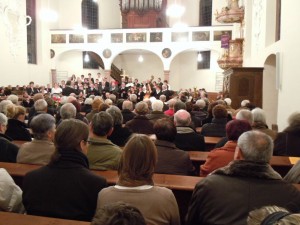 voll besetzte Kirche voll besetzte Kirche