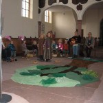 Die Geschichte vom Apfelbaum wird gespielt