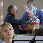 Markus Reith überreicht Georg Roth ein Geschenk