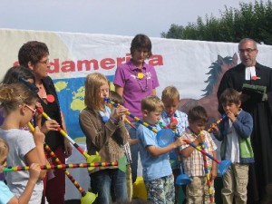 Kinder-Familientag KiGo mit Kazoo "einfach spitze, dass du ba bist!" KiGo-Kinder begleiten das Lied mit ihren selbstgebauten Kazoo
