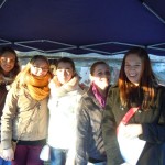 Konfirmandinnen machen mit am Stand