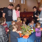 versammelt um den Tisch