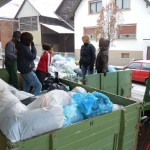 zwei Wagen voller Altkleider